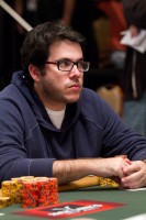 With 490,000 chips, Daniel Wjuniski is currently in seventh place